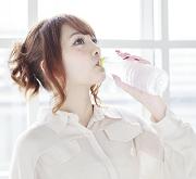 水を飲む女性